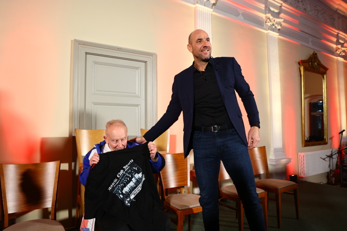 FOTO: Za svými slovy si nadále pevně stojí, i když tuší, že zaryté hokejové fanoušky tím zřejmě příliš nepotěší. – stránka 2