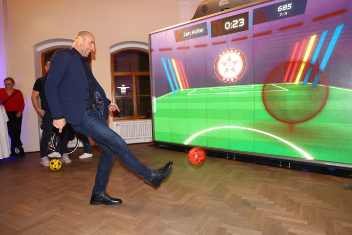 FOTO: Poukázal například na to, že hokejisté mohou díky střídání hrát na profesionální úrovni i v mnohem vyšším věku. – stránka 1