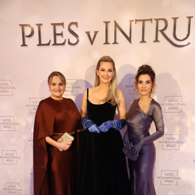 Eva Decastelo, Sandra Parmová a Regina Řandová vyrazily na ples.