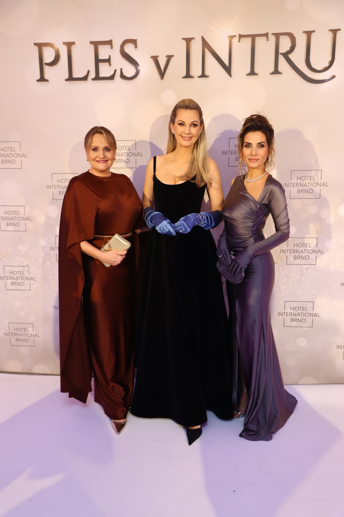 FOTO: Eva Decastelo, Sandra Parmová a Regina Řandová vyrazily na ples. – stránka 130