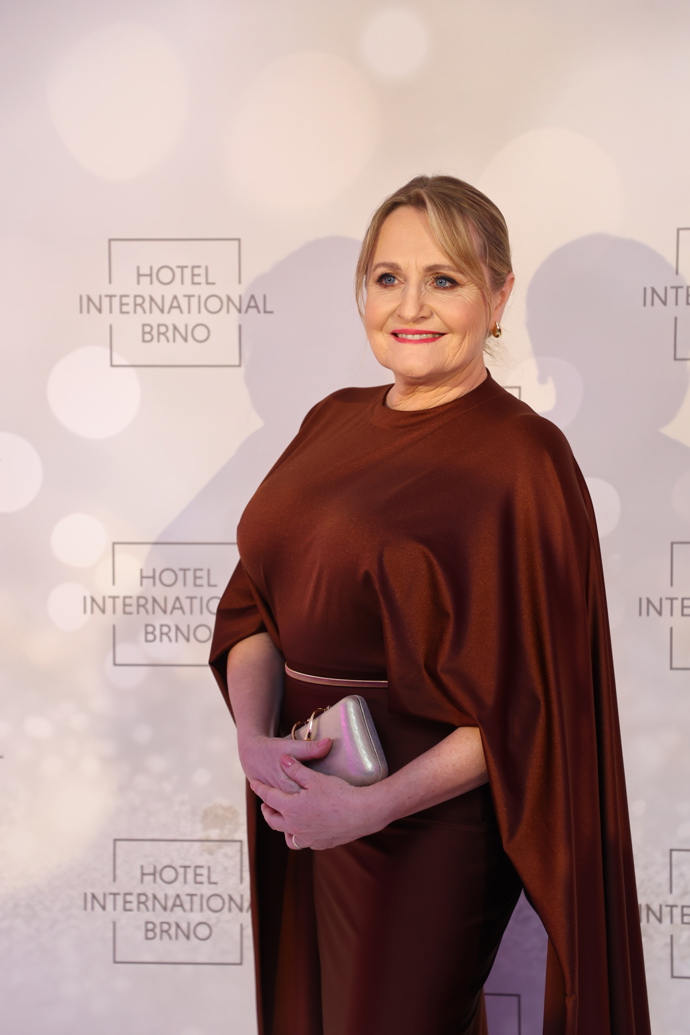 FOTO: Regina Řandová zvolila bronzové šaty. – stránka 128