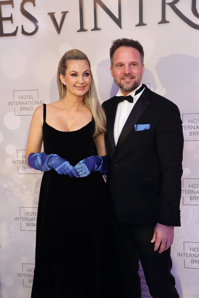 FOTO: Moderátorka Sandra Parmová s partnerem. – stránka 121