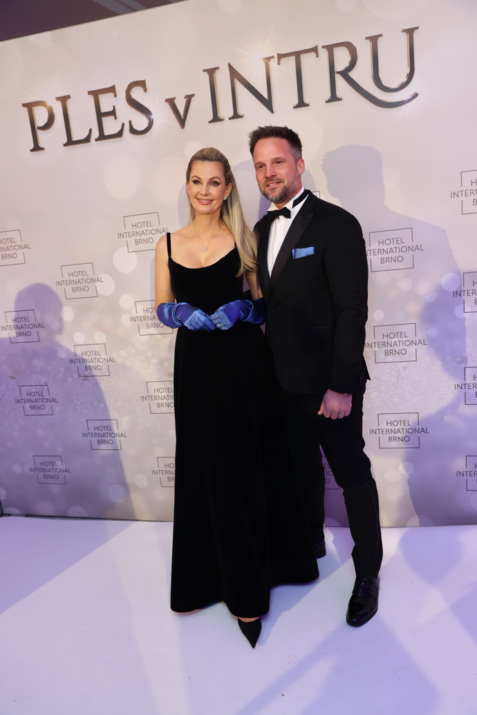 FOTO: Moderátorka Sandra Parmová s partnerem. – stránka 122