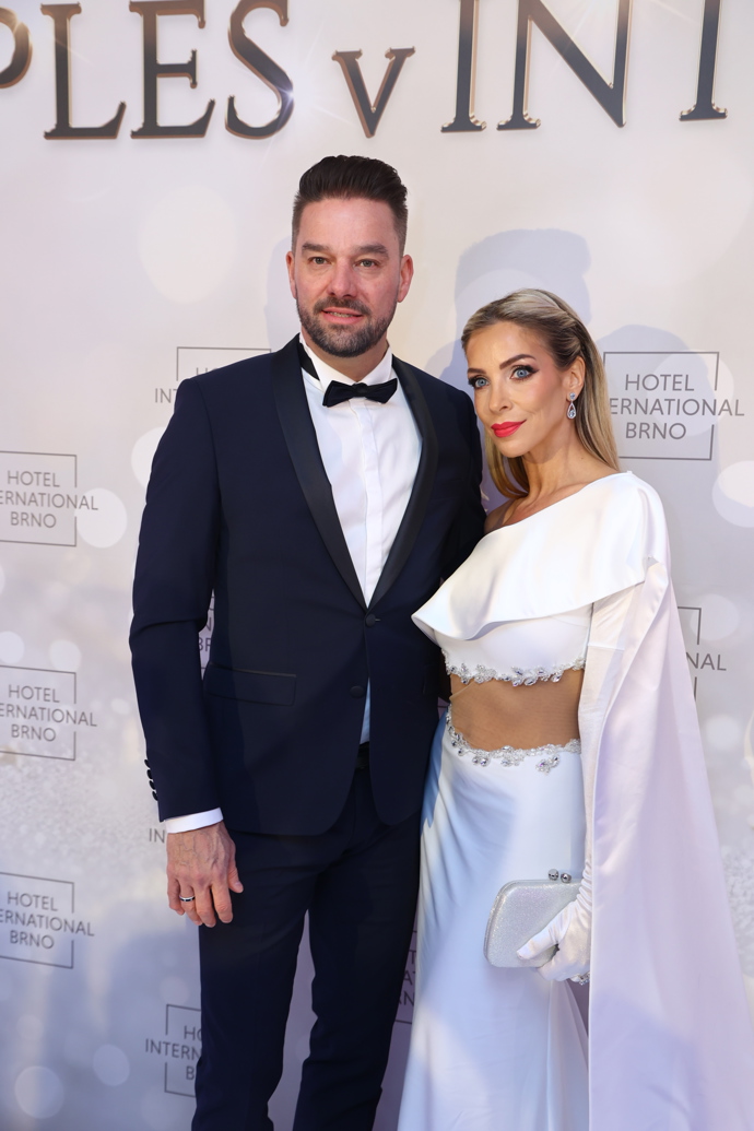 FOTO: Petr Švancara po boku své ženy na Plesu v Intru. – stránka 3