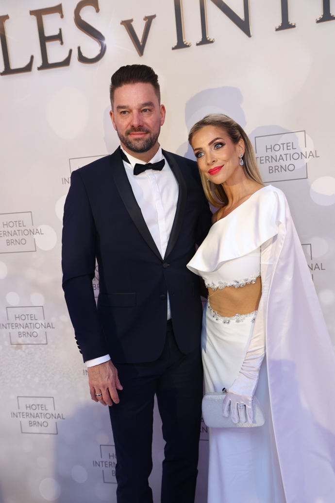FOTO: Petr Švancara s manželkou Kamilou na Plesu v Intru. – stránka 2