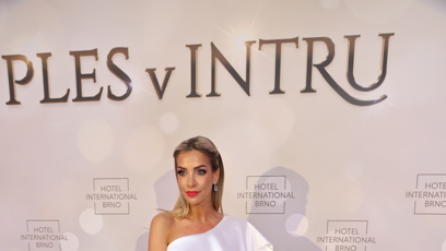 FOTO: Kamila Švancarová se zahalila do bílé.