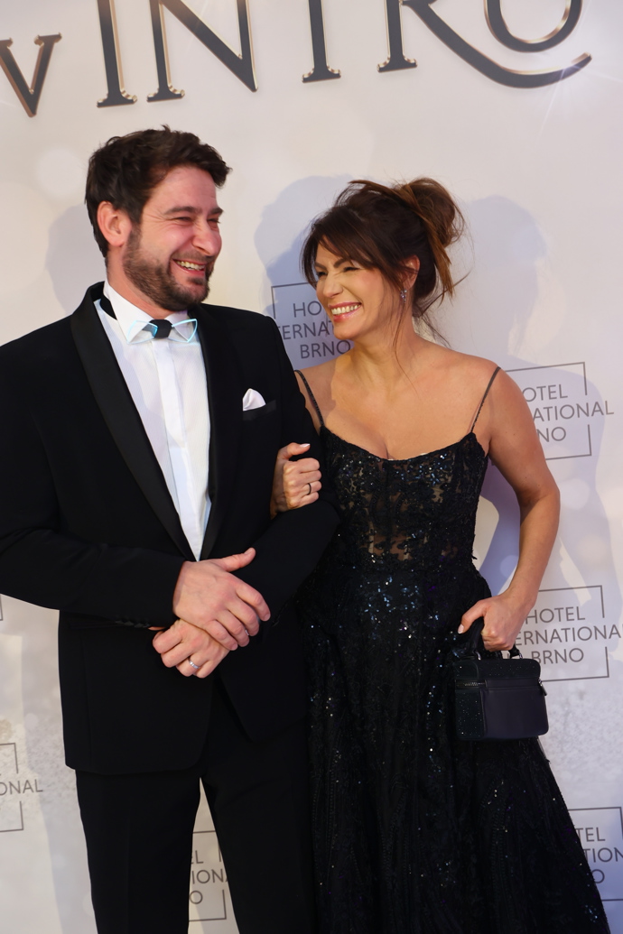 FOTO: Herec Marek Němec s manželkou Petrou jsou samý úsměv. – stránka 2