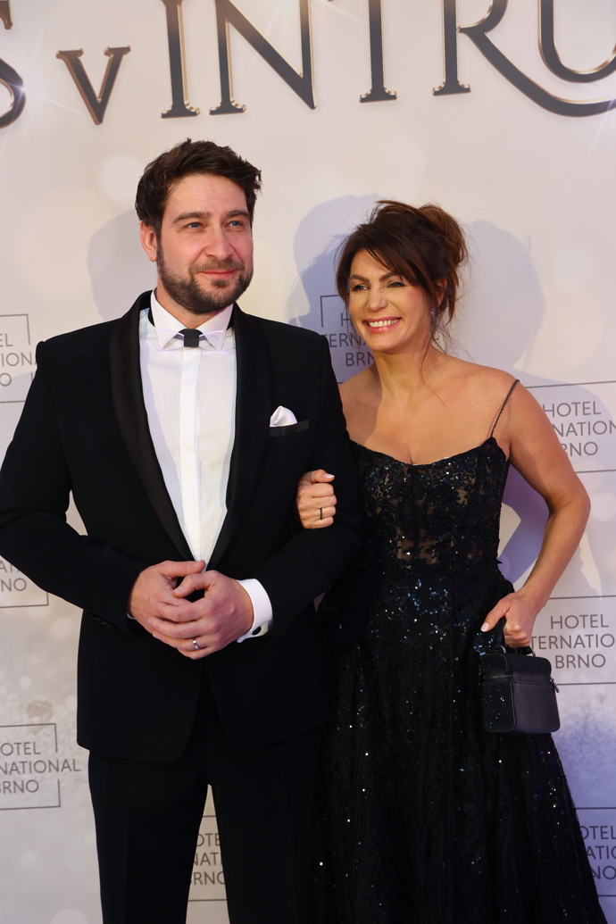 FOTO: Herec Marek Němec s manželkou Petrou vyrazili na ples.