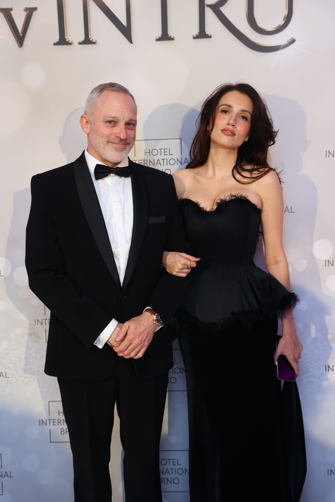 FOTO: Elizabeth Kopecká vyrazila na ples v Intru. – stránka 106