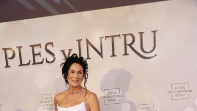 FOTO: Bývalá atletka Šárka Kašpárková vynesla bílou róbu.