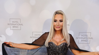 FOTO: Lenka Dragounová byla na plesu k nepřehlédnutí.