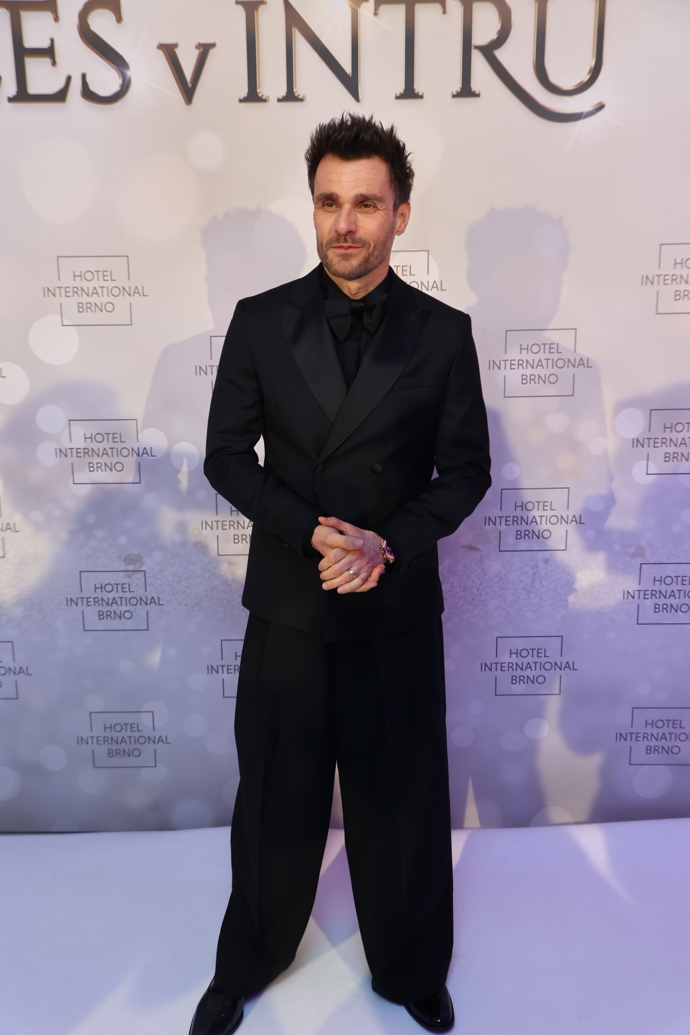 FOTO: Leoš Mareš dorazil celý v černém. – stránka 3