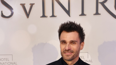 FOTO: Moderátor Leoš Mareš má šibalský úsměv.