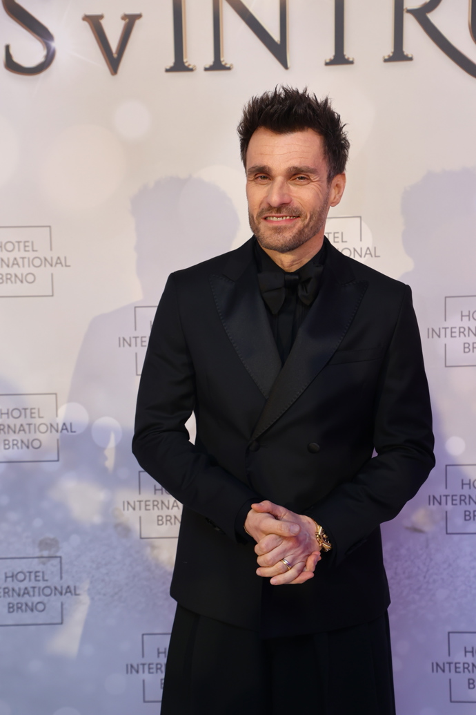 FOTO: Moderátor Leoš Mareš má šibalský úsměv. – stránka 2