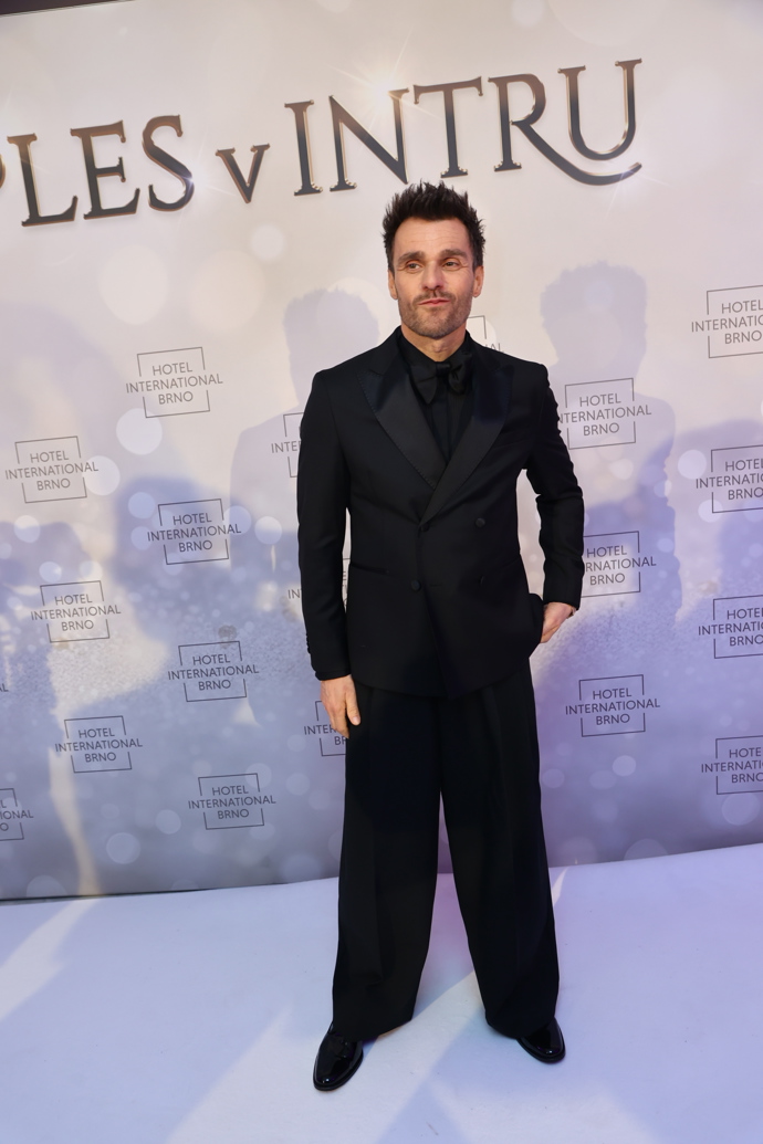 FOTO: Moderátor Leoš Mareš dorazil na ples sám. – stránka 1