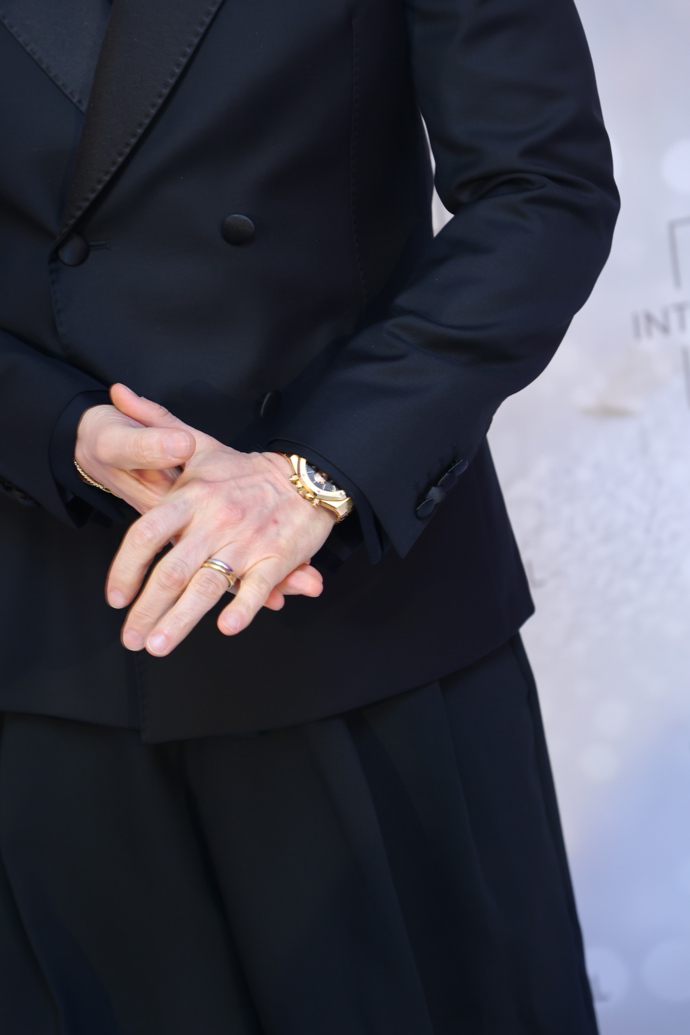 FOTO: Moderátor Leoš Mareš ukázal hodinky.