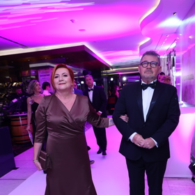 Ministryně Alena Schillerová dorazila na ples po boku manžela.