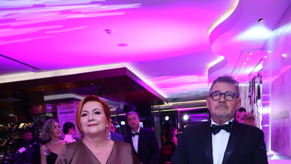 FOTO: Ministryně Alena Schillerová dorazila na ples po boku manžela.