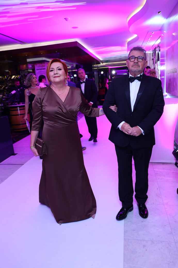 FOTO: Ministryně Alena Schillerová dorazila na ples po boku manžela. – stránka 81