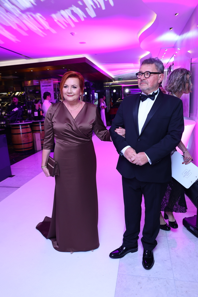 FOTO: Ministryně Alena Schillerová s manželem. – stránka 80