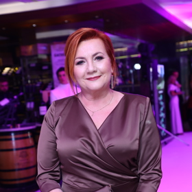 Ministryně Alena Schillerová vypadala velmi elegantně.