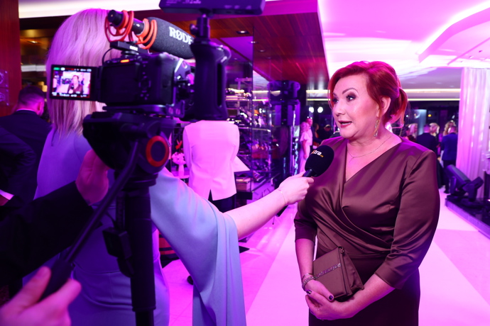 FOTO: Ministryně Alena Schillerová během rozhovoru pro eXtra. – stránka 82