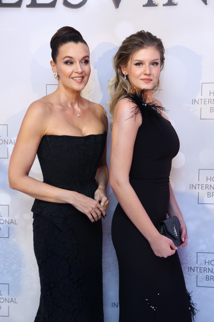 FOTO: Iva Kubelková vzala dceru Natálii Jiráskovou na ples. – stránka 52