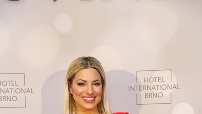 FOTO: Krásná Eva Perkausová vsadila na sytě červené šaty.