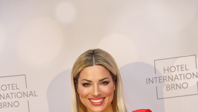 FOTO: Eva Perkausová vynesla šaty s květinovým detailem.