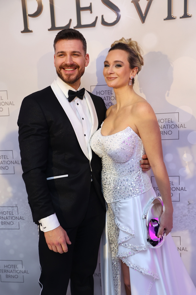 FOTO: Barbora Mottlová s manželem Davidem Plevou. – stránka 2