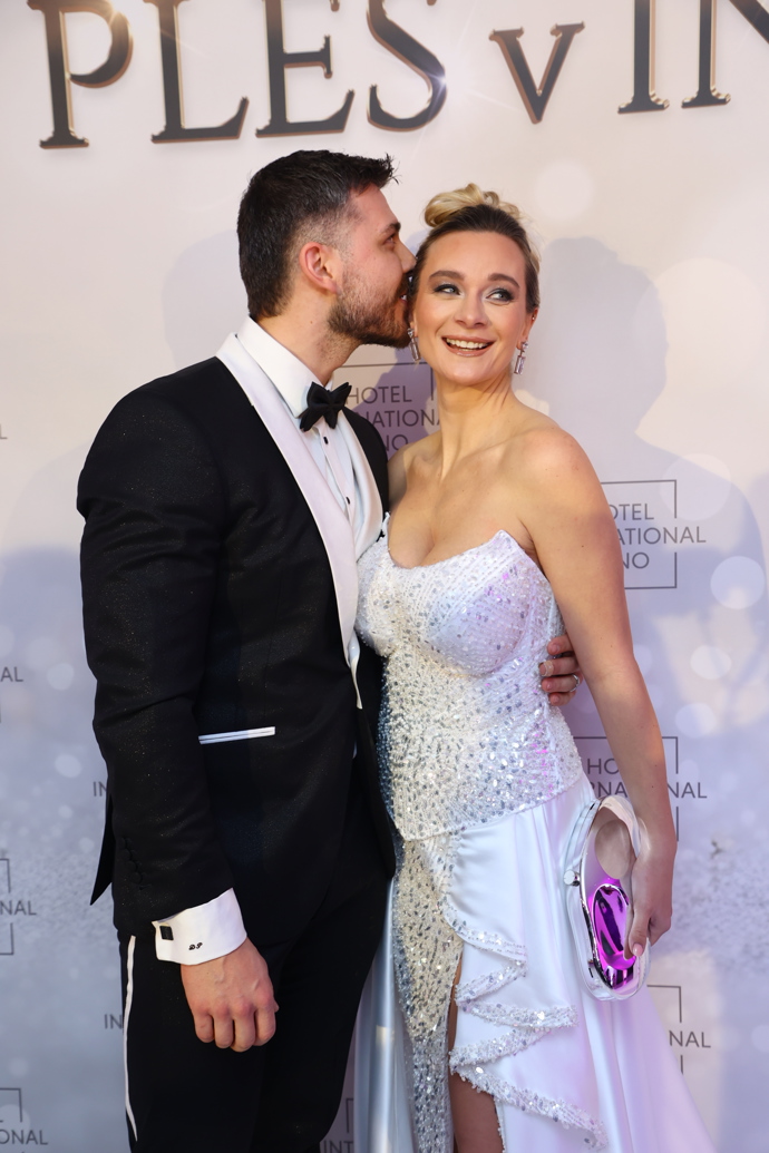 FOTO: Novopečení rodiče si zašli na ples. – stránka 1