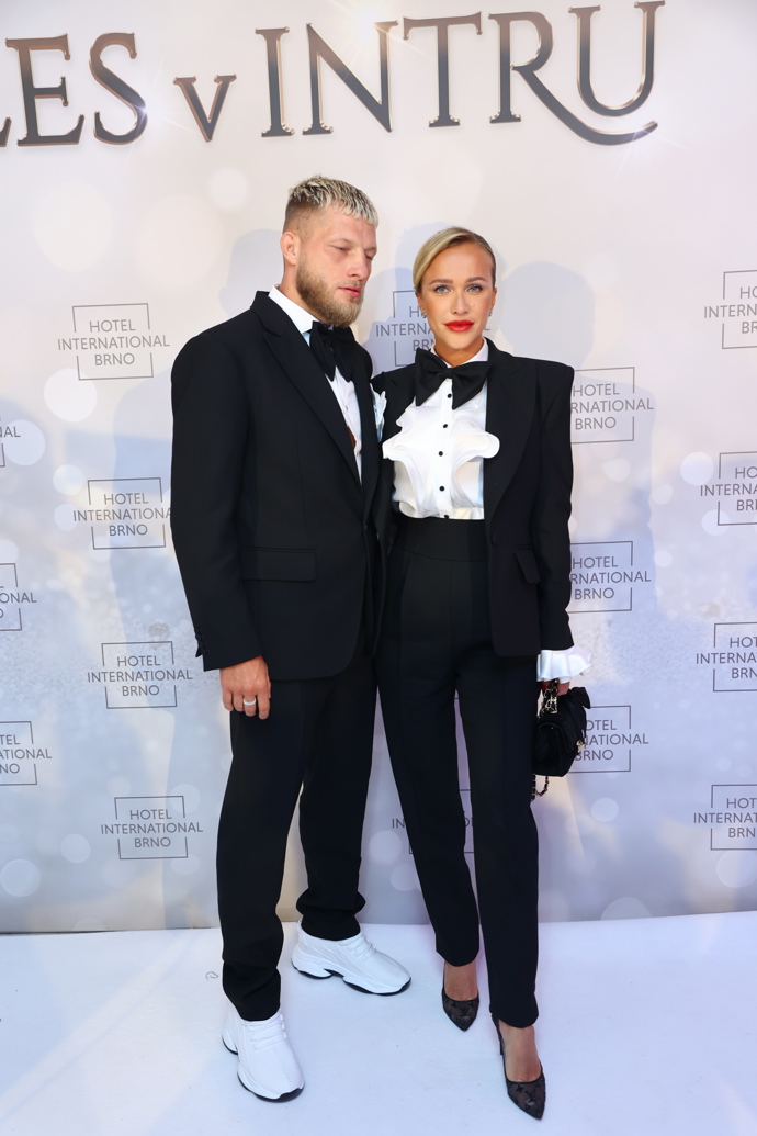 FOTO: Ples v Intru si nenechali ujít ani Nela Slováková s Radkem Roušalem. – stránka 6