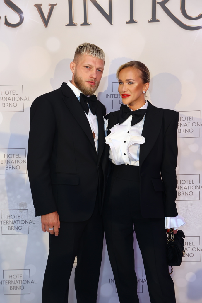 FOTO: Ples v Intru si nenechali ujít ani Nela Slováková s Radkem Roušalem. – stránka 5