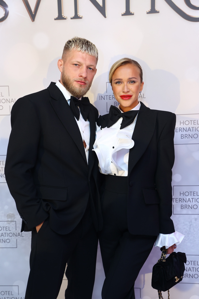 FOTO: Ples v Intru si nenechali ujít ani Nela Slováková s Radkem Roušalem. – stránka 4