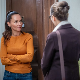 Adriana je z přátelského chování Soni zmatená. O radu proto požádá Magdu, která má se Soňou bohaté zkušenosti. 