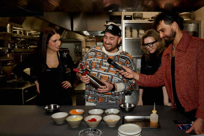 FOTO: Elizabeth Kopecká a Patrik Gémeš představili mangový salát s krevetami. – stránka 4