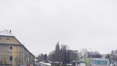 FOTO: Řidič smetl na přechodu pro chodce dívku a z místa ujel.