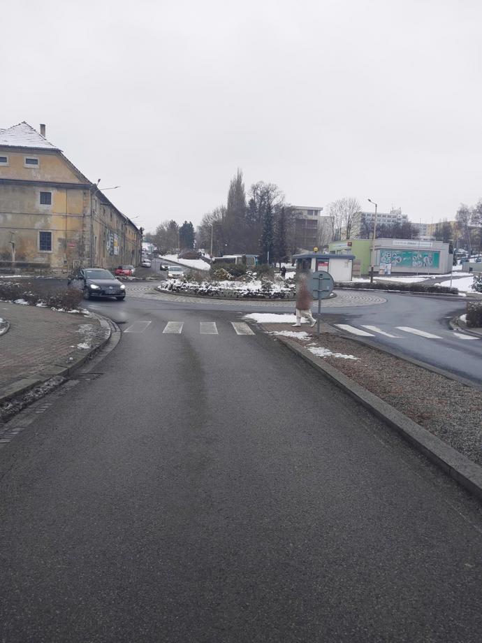 FOTO: Řidič smetl na přechodu pro chodce dívku a z místa ujel. – stránka 12