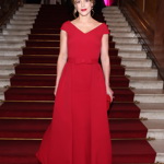 Šaty Andrey Růžičkové se dají modifikovat v kratší koktejlky podle aktuální příležitosti. Doplnila je zlatými šperky s perličkami. 