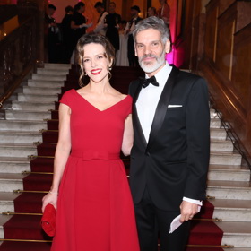 Herečka Andrea Růžičková vynesla róbu na míru od By Personal Tailor. Doprovod jí dělal manžel Mikoláš Růžička.