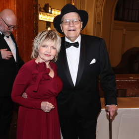 Legendy Eva Hrušková a Jan Přeučil. Eva vynesla bordó róbu s dlouhým rukávem od Martiny Pipkové Loudové, doplnila ji šperky od Michala Kadaníka. 