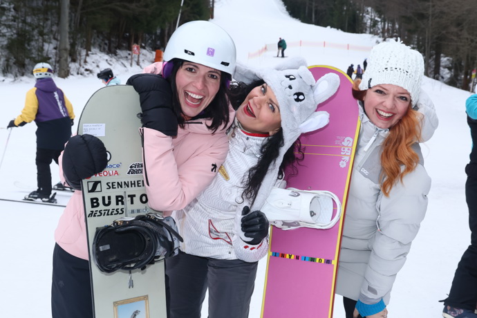 FOTO: Část hereckého obsazení se nedávno vydala symbolicky „na místo činu“ - do Špindlerova Mlýna. – stránka 7