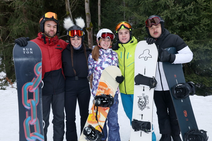 FOTO: Část hereckého obsazení se nedávno vydala symbolicky „na místo činu“ - do Špindlerova Mlýna. – stránka 6