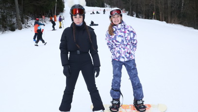 FOTO: Herečky z muzikálu Snowboarďáci na lekci snowboardu.