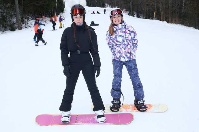 FOTO: Herečky z muzikálu Snowboarďáci na lekci snowboardu. – stránka 14