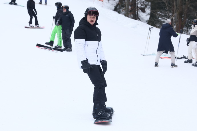 FOTO: Herci absolvovali herci lekci snowboardu – stránka 12