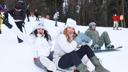 FOTO: Některé dámy využily snowboard na sáňkování.