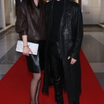 Leoš Mareš s manželkou Monikou. Oba se tentokrát kompletně zahalili do tmavé kůže. 