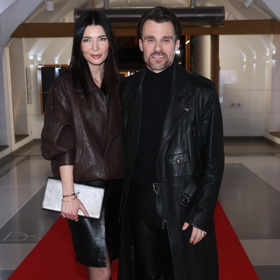 Leoš Mareš s manželkou Monikou. Oba se tentokrát kompletně zahalili do tmavé kůže. 