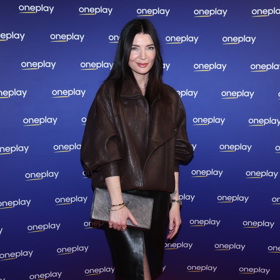 Monika Marešová oblékla tmavě hnědou koženou bundu, černou koženou sukni s rozparkem a doplnila ji černým psaníčkem Yves Saint Laurent, které v blesku fotoaparátů působilo jako stříbrné. 